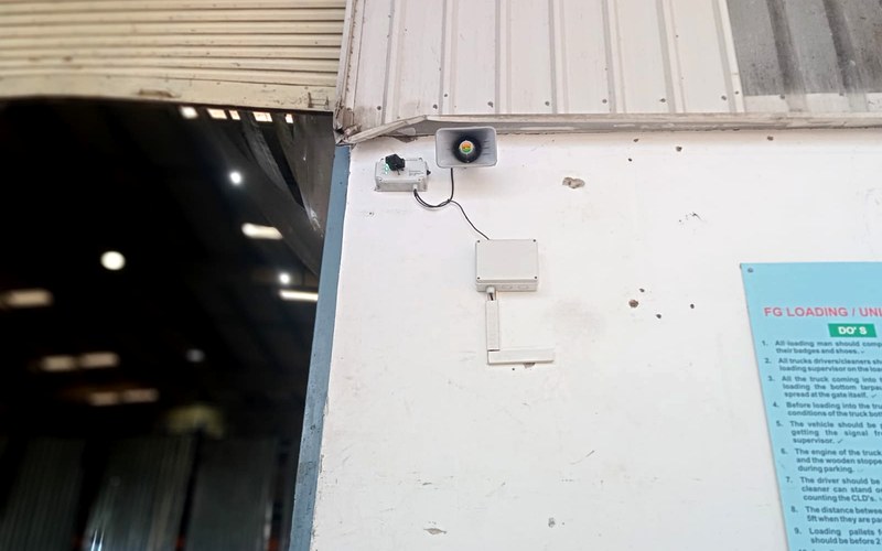 Vehicle approach warning speaker at loading dock