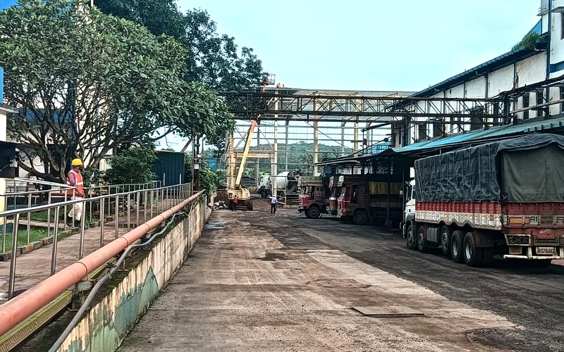 Vehicle detection system at facility with trucks